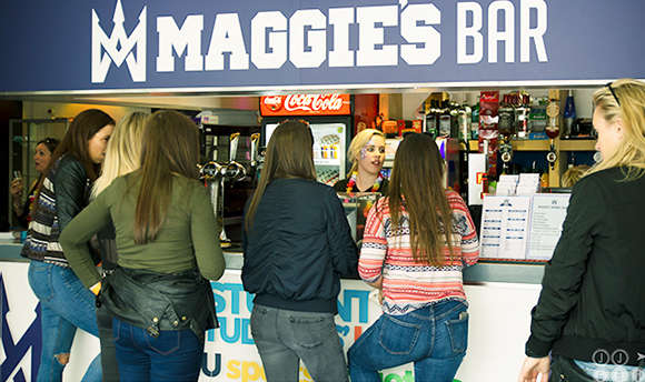 Students queuing up to order at Maggie's Bar, the 33Ƶ student union bar and cafe